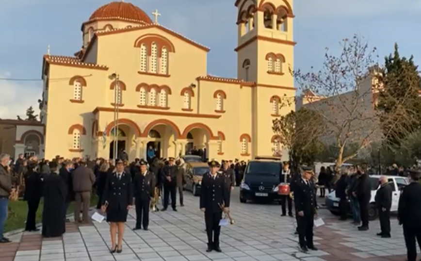 Με τιμές ήρωα κηδεύθηκε ο αρχιπυροσβέστης που έχασε τη ζωή του στις πλημμύρες στον Έβρο