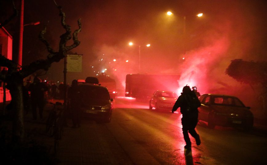 Σφοδρή πολιτική σύγκρουση για τα επεισόδια στη Νέα Σμύρνη: Μπρα ντε φερ Μαξίμου – Τσίπρα για την «υποκίνηση» και το «ρίσκο» των διαδηλώσεων