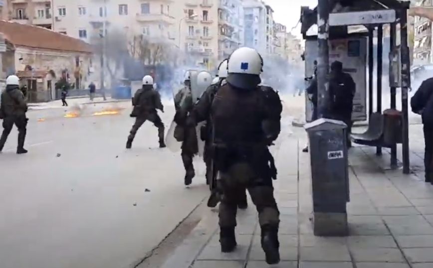 Επεισόδια τώρα στη Θεσσαλονίκη: Πετροπόλεμος, μολότοφ και χημικά