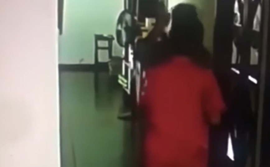Πρέσβης των Φιλιππίνων έδερνε για μήνες την οικιακή βοηθό της – Καθαιρέθηκε από τον Ντουτέρτε