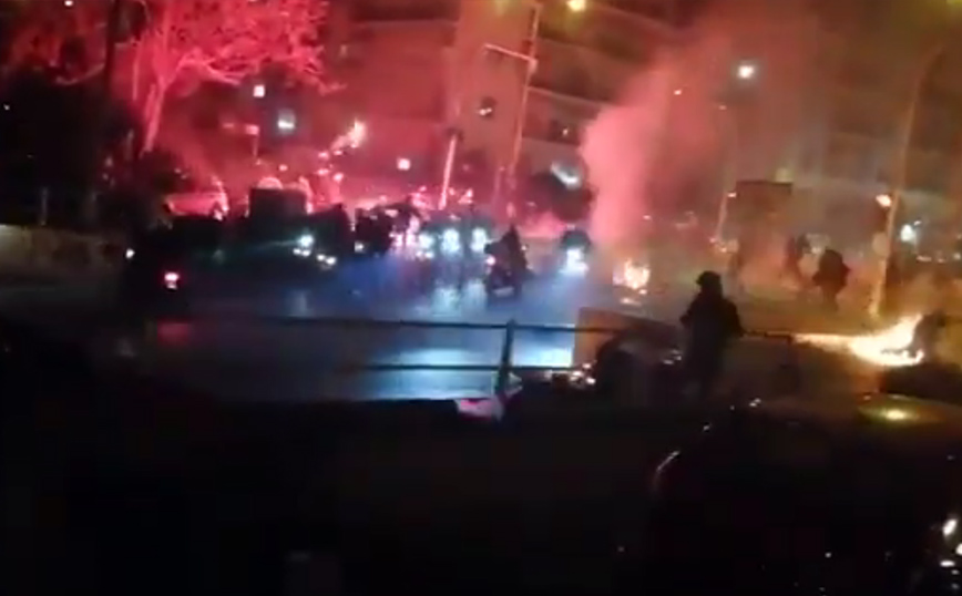 Επεισόδια στη Νέα Σμύρνη: Βίντεο από επίθεση σε αστυνομικούς με πέτρες και καπνογόνα