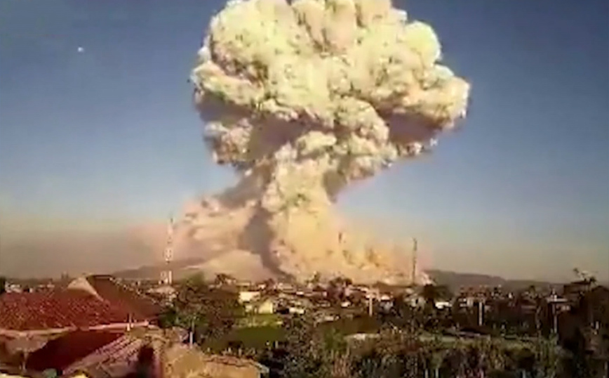 Η στιγμή της έκρηξης ηφαιστείου στην Ινδονησία &#8211; Εκτοξεύτηκε στάχτη σε ύψος 5 χιλιομέτρων