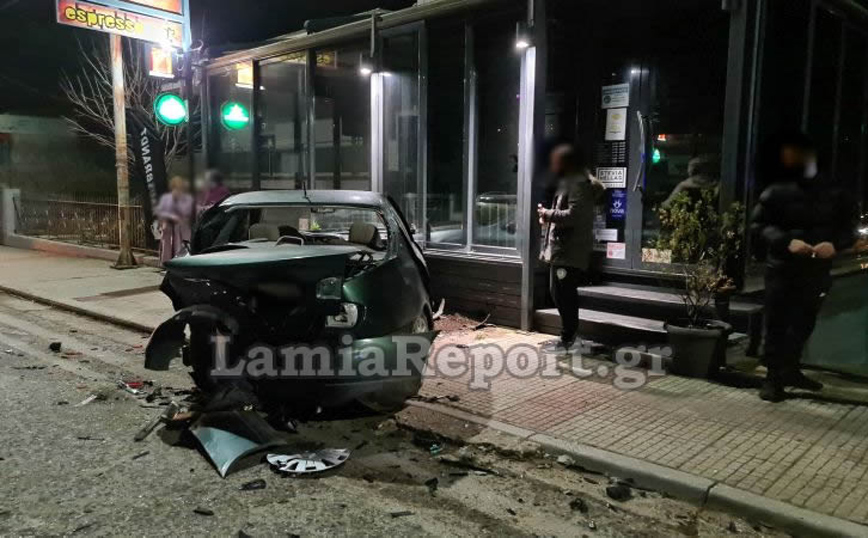 Πανικός στη Λαμία: Οδηγός έπεσε σε παρκαρισμένο αυτοκίνητο και το έριξε σε βιτρίνα καφετέριας