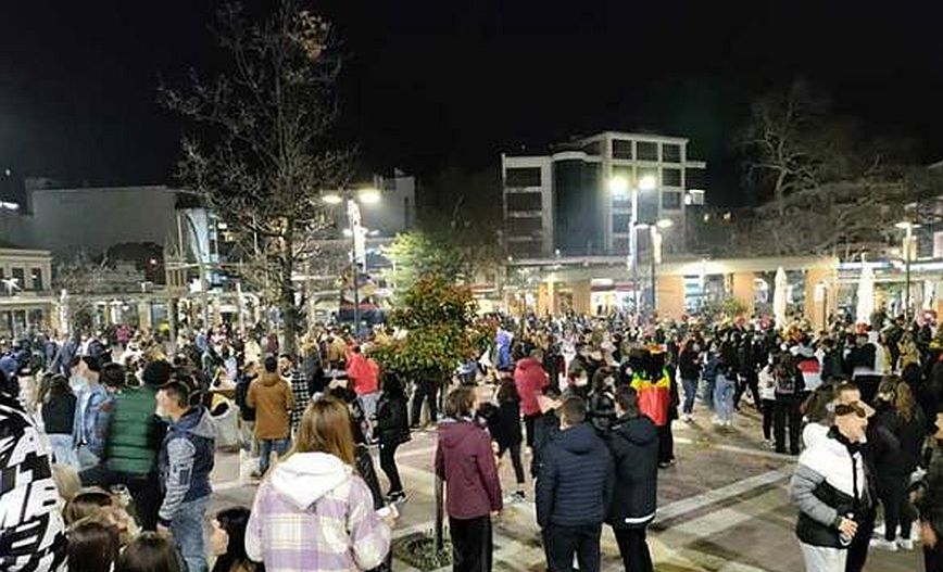 Ξάνθη: Πλήθος κόσμου στους δρόμους για το καρναβάλι παρά το lockdown