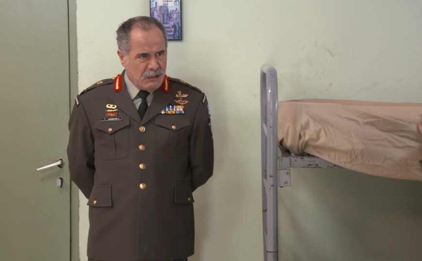 Παρουσιάστε!: Ο Ταξίαρχος συμπεριφέρεται αλλόκοτα και το στρατόπεδο οδηγείται σε χάος