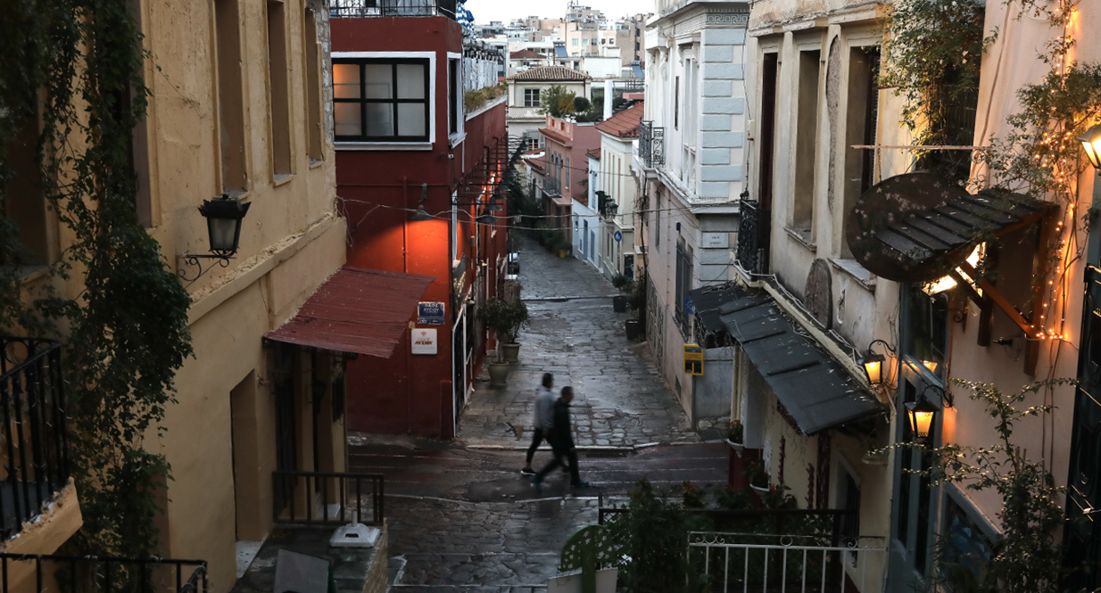 Τα αρνητικά ρεκόρ κρουσμάτων και διασωληνωμένων ανατρέπουν το άνοιγμα καταστημάτων, εστίασης και σχολείων