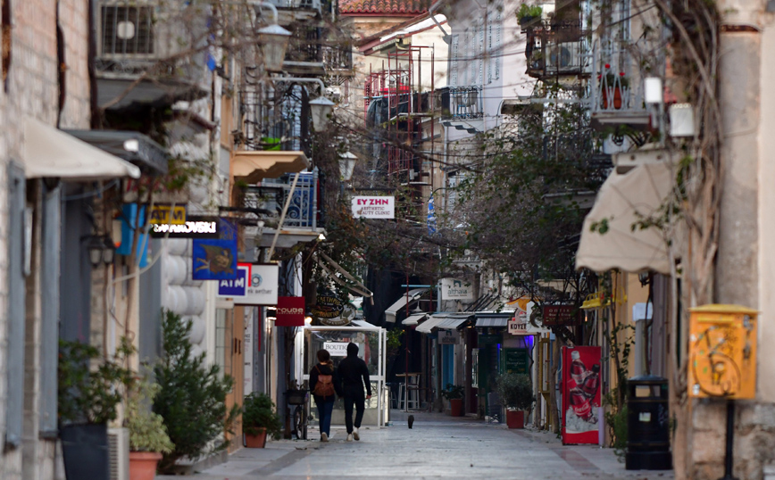 Τι αλλάζει το πρώτο Σαββατοκύριακο με το νέο lockdown: Πώς μετακινούμαστε και ποιες ώρες