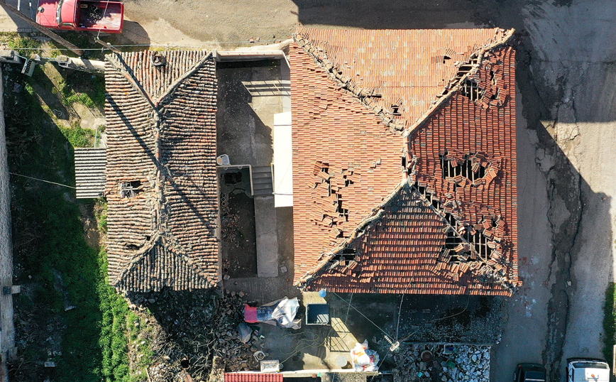 Σεισμός στην Ελασσόνα: Εικόνες από ψηλά από το χωριό Δαμάσι μετά τα 6 Ρίχτερ