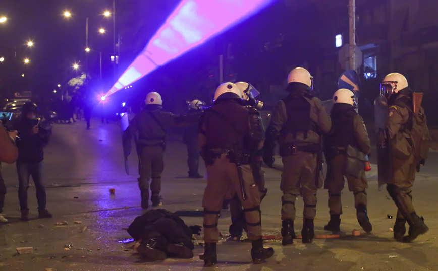 Σοκ η κατάθεση του αστυνομικού που ξυλοκοπήθηκε στη Νέα Σμύρνη: Σταμάτησαν να με χτυπάνε επειδή νόμιζαν ότι είχα πεθάνει