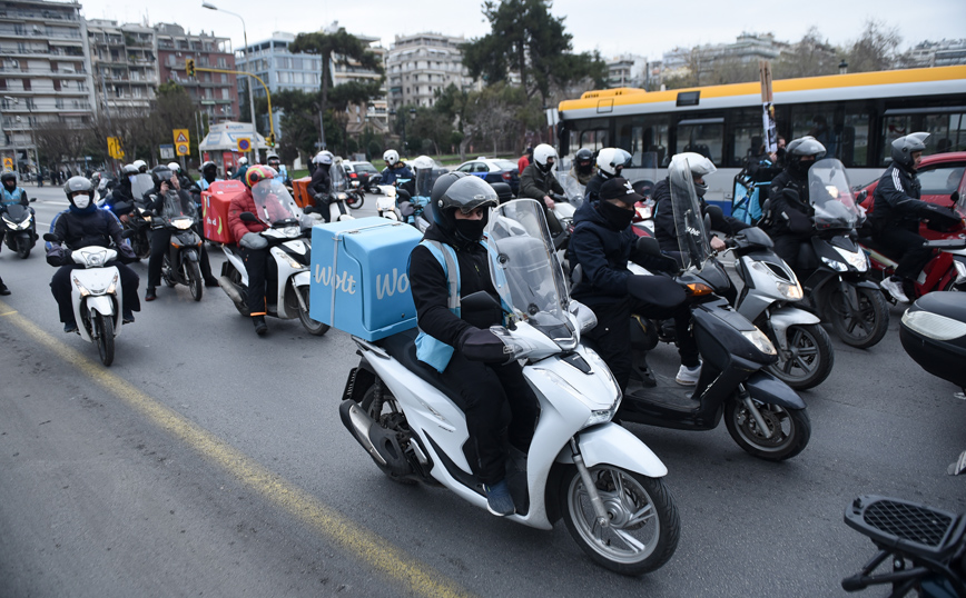 ΚΚΕ για διανομείς: Ευθύνη της κυβέρνησης τα ατυχήματα και οι θάνατοι