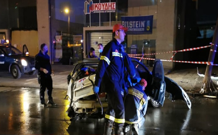 Σοβαρό τροχαίο στη Θεσσαλονίκη: Αυτοκίνητο έπεσε σε κολώνα