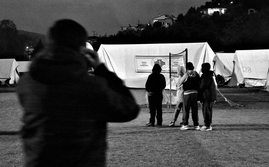 Ο σεισμός στο Δαμάσι άλλαξε την καθημερινότητα – Ασπρόμαυρα στιγμιότυπα μετά το χτύπημα του εγκέλαδου