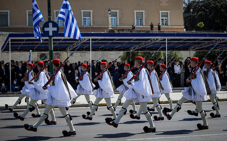 Κορονοϊός – Καπραβέλος: «Καμπανάκι» για τις παρελάσεις – Να το ξανασκεφτεί η κυβέρνηση