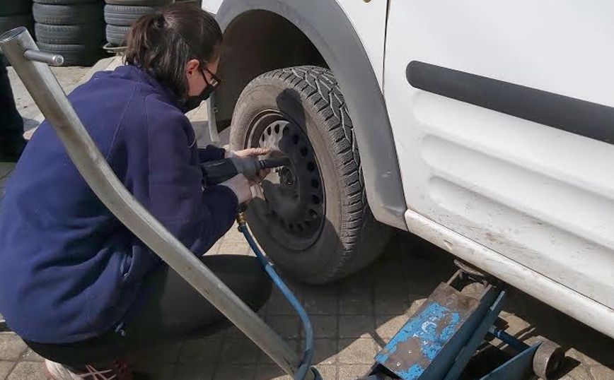 Ιδιοκτήτρια συνεργείου ελαστικών περιγράφει πως είναι να είσαι γυναίκα σε ένα «ανδροκρατούμενο» επάγγελμα