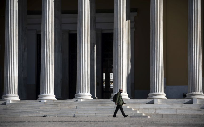 Καμπανάκι Καπραβέλου: Αν μεταλλαχθεί ο ιός θα είναι σαν να ξεκινάμε από την αρχή