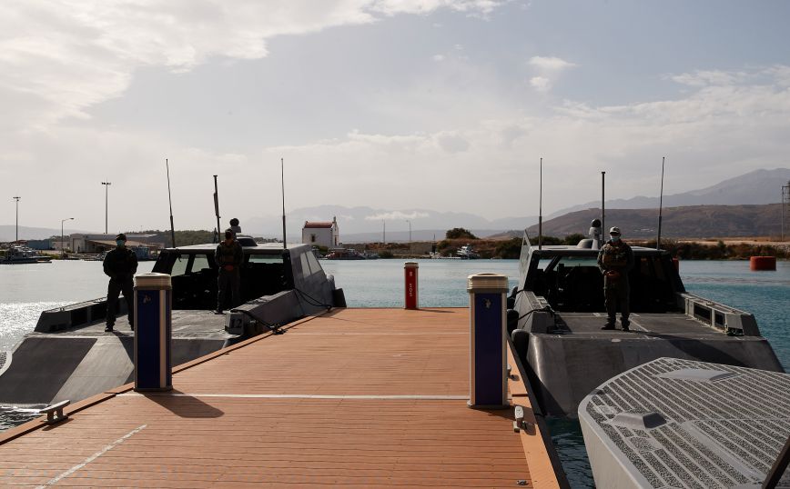 Ελεγκτές του ΣΔΟΕ… έφαγαν πόρτα στην είσοδο της βάσης στη Σούδα