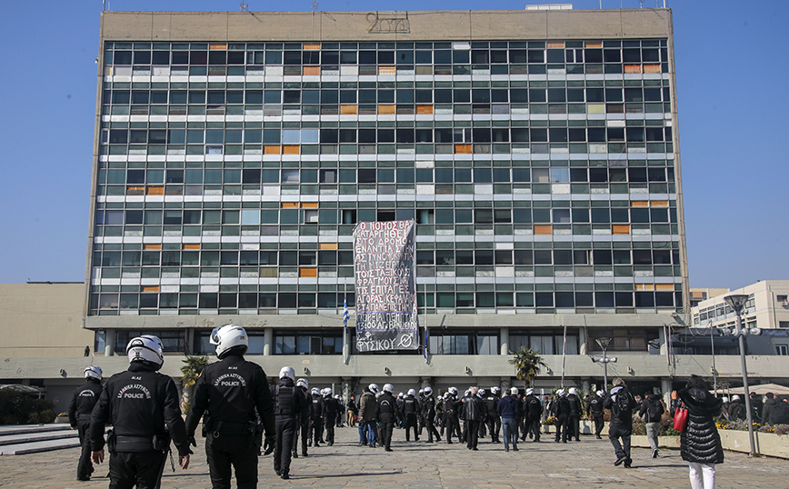 Τον τερματισμό της κατάληψης στο κτίριο διοίκησης του ΑΠΘ ζητά η Σύγκλητος