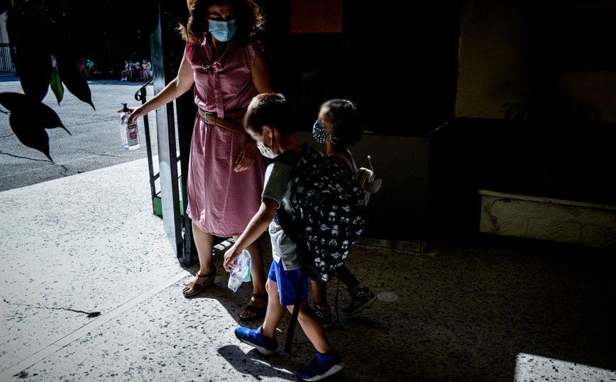 Μικροί μαθητές μπαίνουν με τις μάσκες τους στο σχολείο