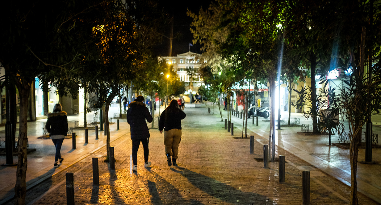 Με νέα μέτρα ξημερώνει η Πέμπτη: Σούπερ μάρκετ εντός 2 χιλιομέτρων, μετακίνηση 6 χωρίς&#8230; αυτοκίνητο &#8211; Η αλλαγή ώρας στην απαγόρευση κυκλοφορίας