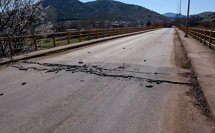 Σεισμός στην Ελασσόνα: Σκηνές στο γήπεδο του Δαμασίου για τη διανυκτέρευση κατοίκων που τα σπίτια τους υπέστησαν ζημιές