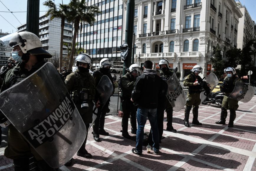 Ένταση στη συγκέντρωση για τον Δημήτρη Κουφοντίνα στο Σύνταγμα – Προσήχθη ο γιος του Έκτορας