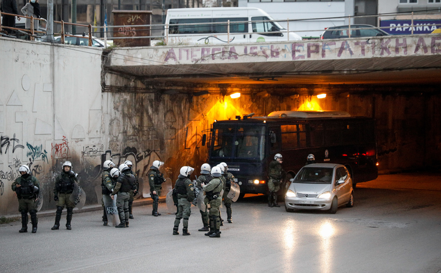 Επεισόδια στη Νέα Σμύρνη: Δέχθηκαν επίθεση από 60 άτομα, λέει η δικηγόρος του αστυνομικού