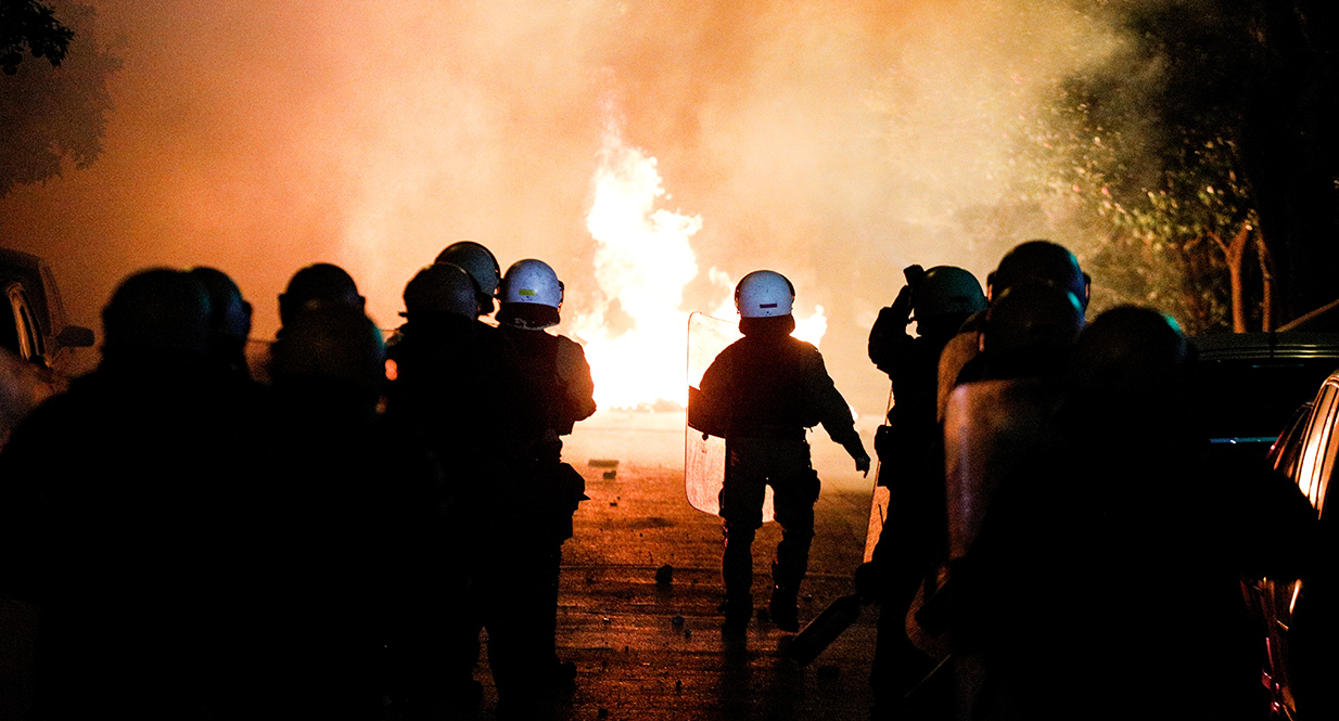 Εικόνες χάους στη Νέα Σμύρνη: Βίντεο και φωτογραφίες από την «εμπόλεμη ζώνη» – Στιγμές σοκ από την επίθεση και τον τραυματισμό αστυνομικού