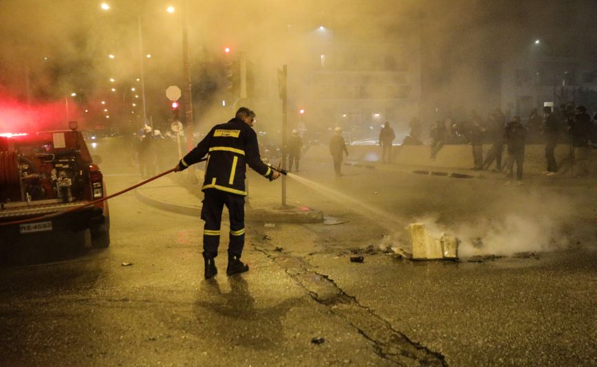 Επεισόδια στη Νέα Σμύρνη: Ο ΣΥΡΙΖΑ καταδικάζει τις πράξεις βίας και την επίθεση στον άνδρα της ΕΛ.ΑΣ