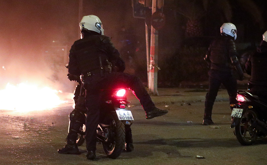 Βίντεο πολιτών στο twitter με εικόνες αστυνομικής βίας από τη βραδιά χάους στη Νέα Σμύρνη