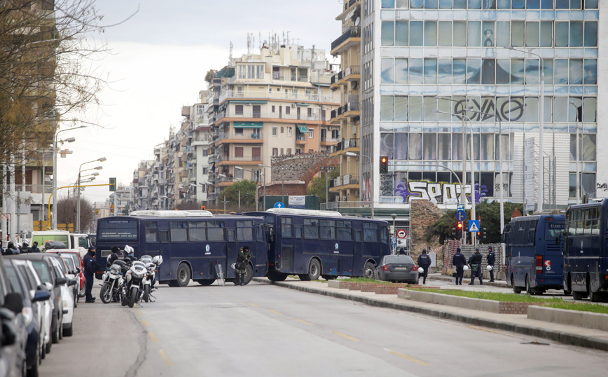 ΑΠΘ: 16 συλλήψεις στην επιχείρηση εκκένωσης της Πρυτανείας