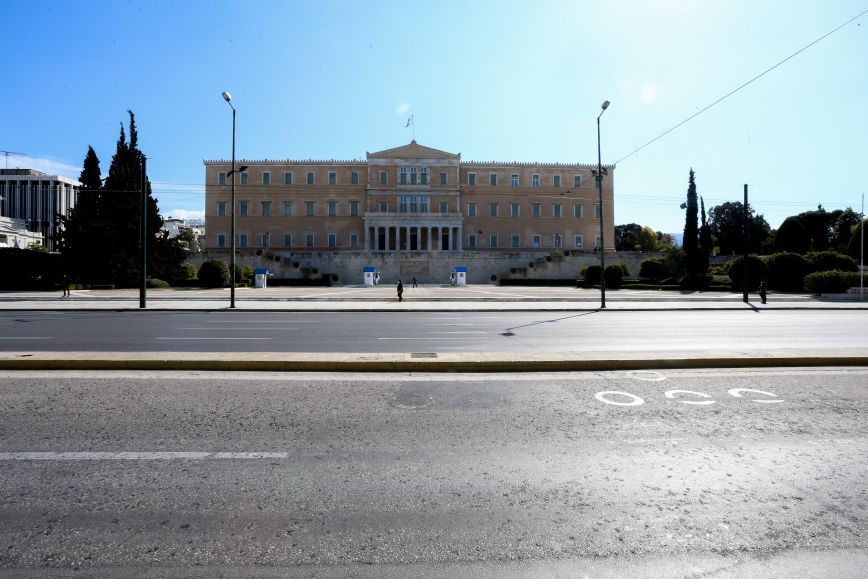 Καθαρά Δευτέρα: Ερήμωσε λόγω lockdown το κέντρο της Αθήνας