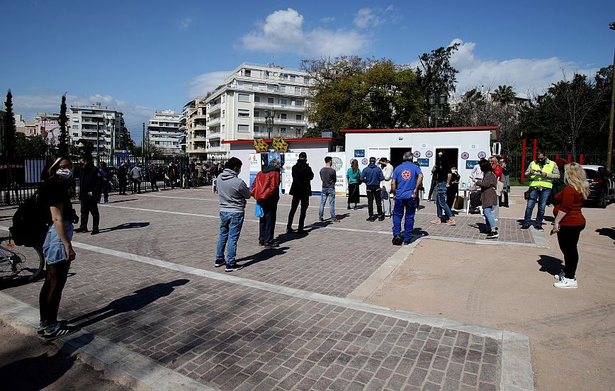 Εκατοντάδες rapid tests διενεργήθηκαν σήμερα στο Πεδίο του Άρεως και στο Πάρκο Τρίτση