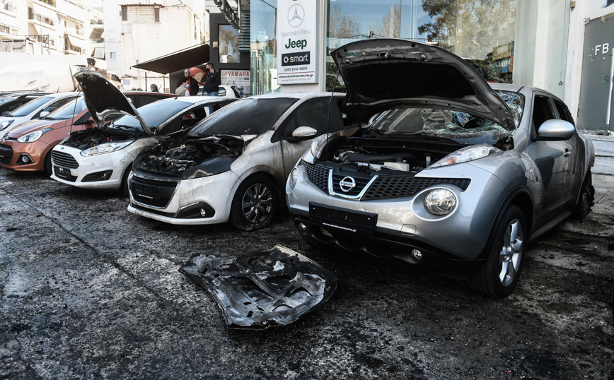 Καισαριανή: Φωτογραφίες από τα οχήματα μετά την εμπρηστική επίθεση σε αντιπροσωπεία