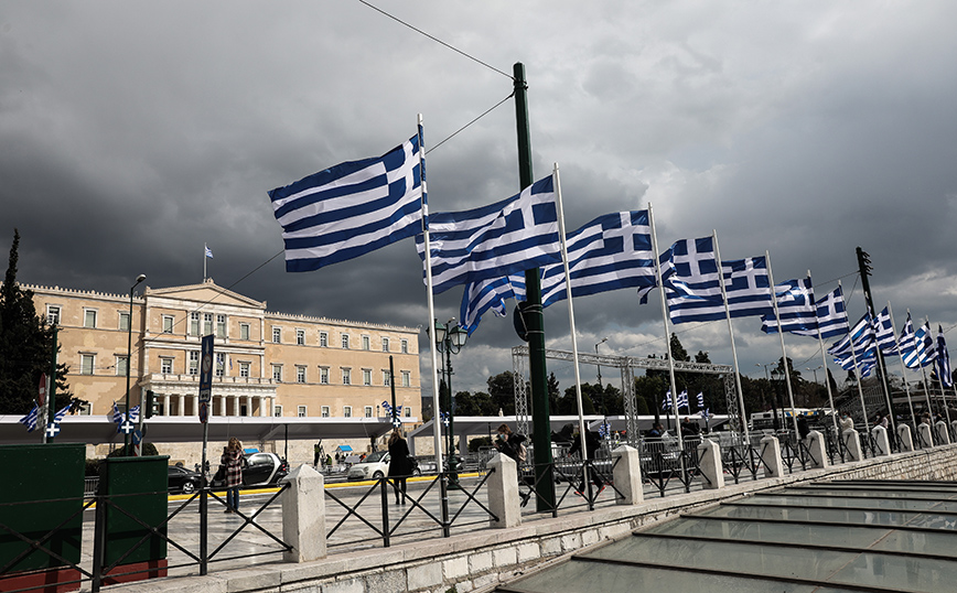 Καιρός: 25η Μαρτίου με βροχές και χαμηλές θερμοκρασίες