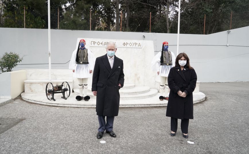 Το ελληνικό παρελθόν του πρίγκιπα Κάρολου και η φωτογραφία του πατέρα του ντυμένου τσολιά