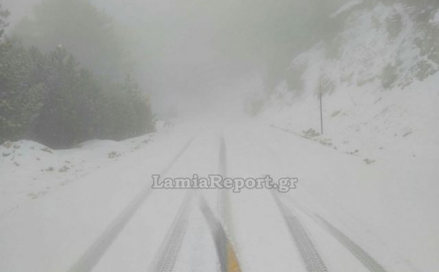 Με χιόνια έκανε ποδαρικό ο Μάρτης: Χιονίζει στα ορεινά της Φθιώτιδας και στο δρόμο προς Καρπενήσι