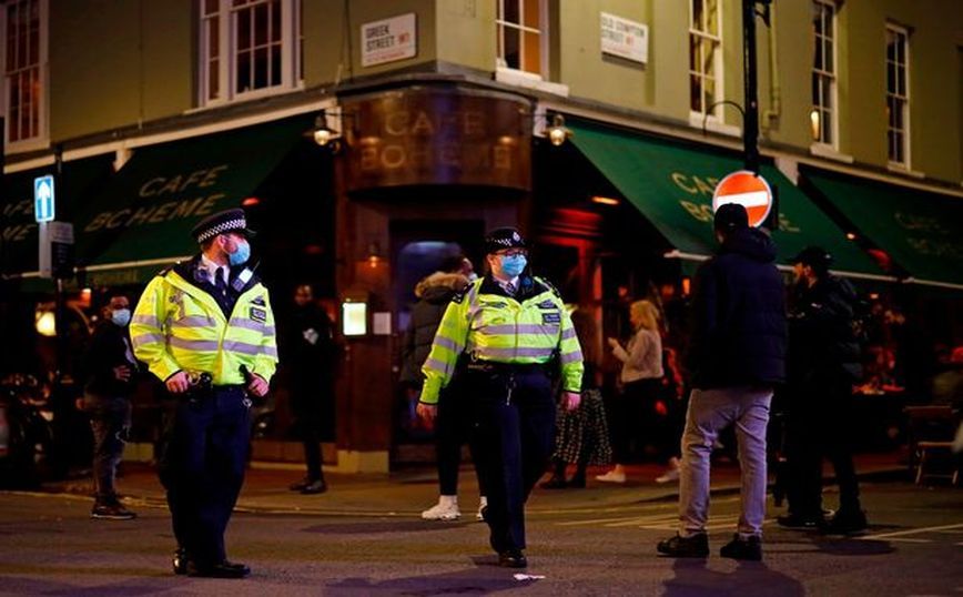 Βρετανία: «Γελοία» τα σχέδια της κυβέρνησης για μυστικούς αστυνομικούς σε μπαρ