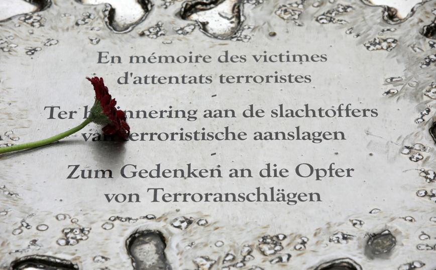 Το Βέλγιο τιμά τους 32 νεκρούς των τρομοκρατικών επιθέσεων του 2016