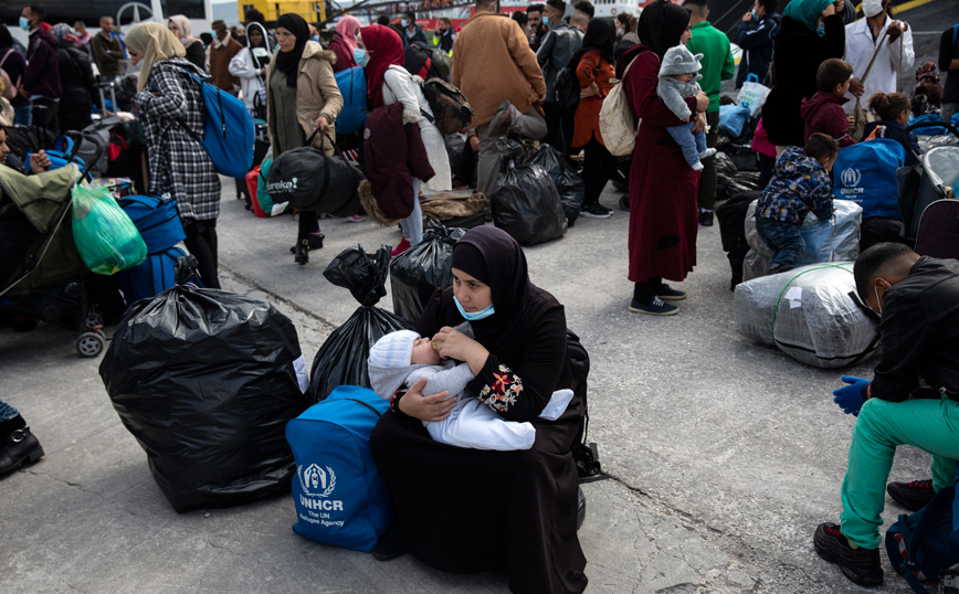 Guardian: Χιλιάδες μετανάστες στην Ελλάδα κινδυνεύουν να μείνουν άστεγοι – Σταματά απότομα η ευρωπαϊκή βοήθεια