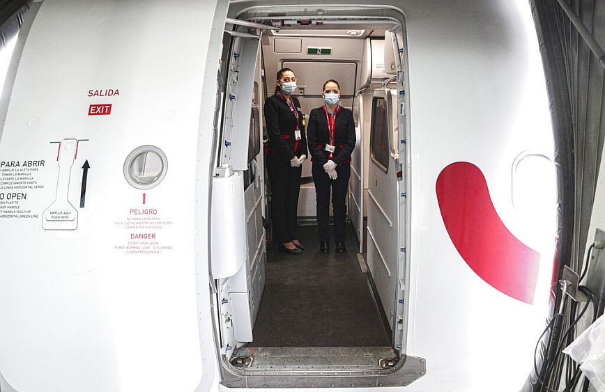 Επικεφαλής IATA: Υποχρεωτική η μάσκα στα αεροπλάνα για πολύ καιρό ακόμα