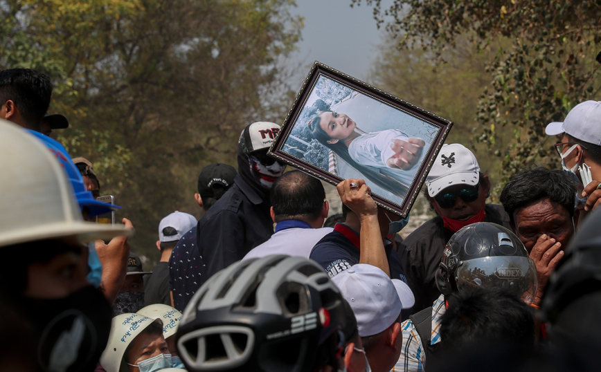 Ανυπότακτο πλήθος στην κηδεία 19χρονης που έγινε σύμβολο της αντίστασης στη Μιανμάρ