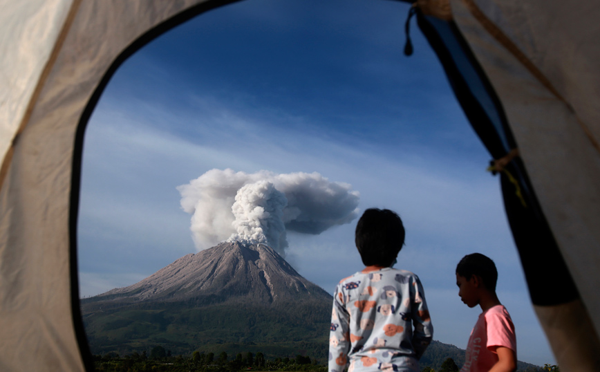 Εντυπωσιακές εικόνες: Ηφαίστειο στην Ινδονησία εκτοξεύει τέφρα σε ύψος 1.000 μέτρων