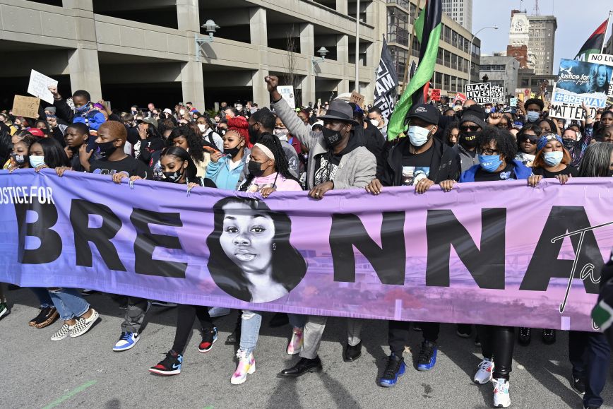 Εκατοντάδες διαδηλωτές στο Κεντάκι ζήτησαν δικαιοσύνη και μεταρρυθμίσεις