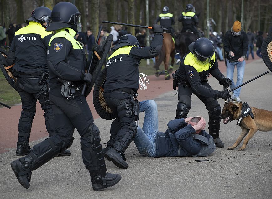 Ολλανδία: Η αστυνομία διέλυσε πλήθος που διαμαρτυρόταν για τα περιοριστικά μέτρα