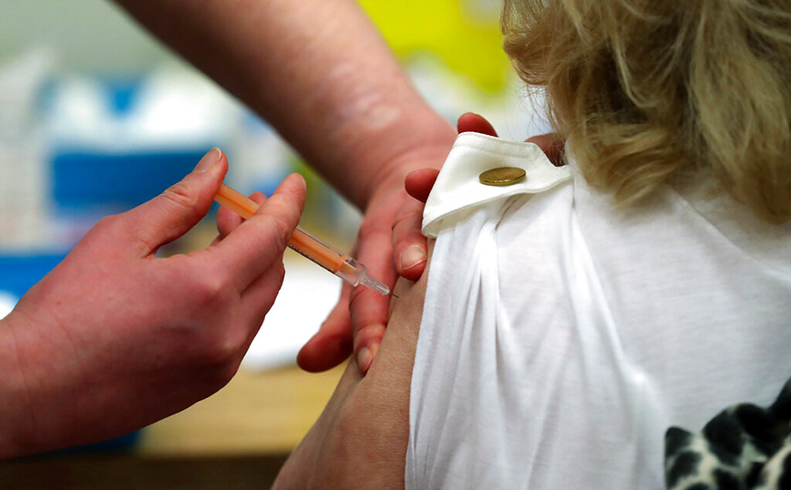 Σλοβακία: Ο θάνατος μιας 47χρονης αναστέλλει τη χρήση του εμβολίου της AstraZeneca