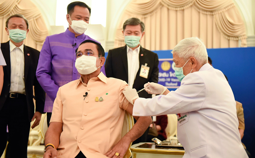 Πρώτος έκανε το εμβόλιο της AstraZeneca ο πρωθυπουργός της Ταϊλάνδης