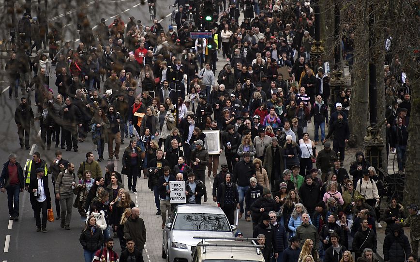 Λονδίνο: Εκατοντάδες κόσμου στους δρόμους κατά των μέτρων για την πανδημία