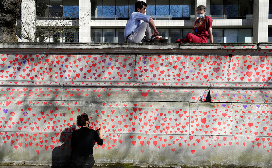 Βρετανία: 150.000 ζωγραφισμένες καρδιές για τα θύματα του κορονοϊού απέναντι από το κοινοβούλιο