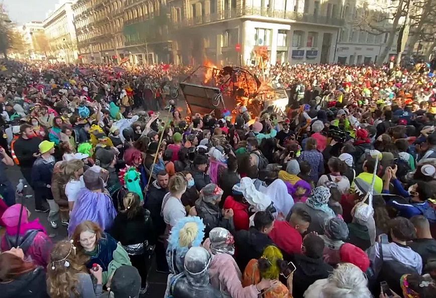 Γαλλία : 6.500 νέοι κατέκλυσαν τη Μασσαλία για να γιορτάσουν το καρναβάλι παρά τις απαγορεύσεις