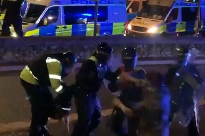Λονδίνο: Αστυνομικός σκύλος αντιδρά σε ξυλοδαρμό πολίτη δαγκώνοντας τον αστυνομικό &#8211; Δείτε το βίντεο